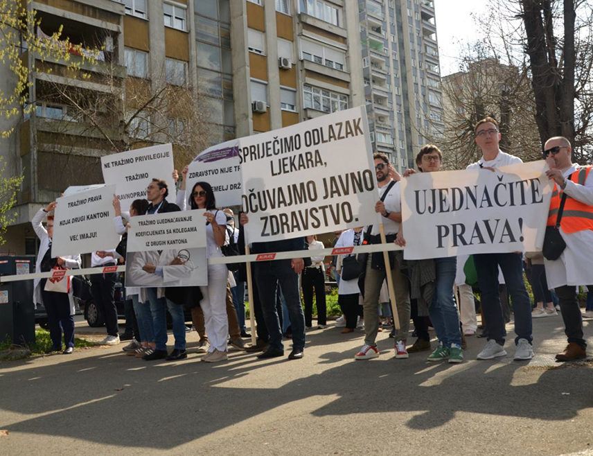 ТУЗЛА, 13. МАРТА /СРНА/ - Доктори медицине и стоматологије послали су данас са мирног протеста у Тузли поруку Кантоналној влади да је дискриминација тузланских љекара у односу на колеге у другим кантонима довела систем до тачке пуцања.