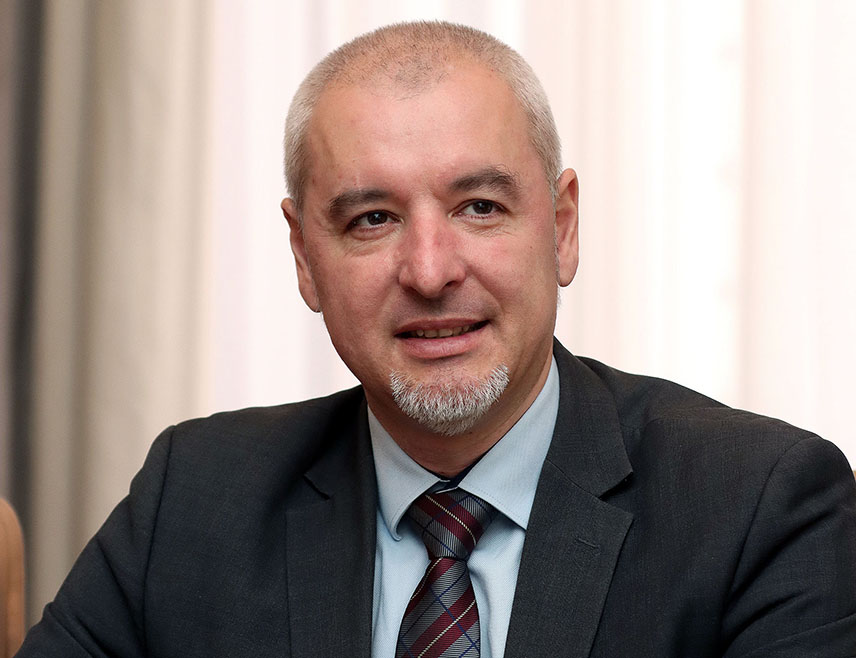 ФРАНКФУРТ, 13. МАРТА /СРНА/ - Стручњак за међународне односе Лучиано Калужа истакао је да је Република Српска поштовала процедуре и инсистирала на одлуци Предсједништва БиХ о резолуцији у Свјету безбједности УН којом се осуђују акције Ирана, док су Бошњаци опет сами себи направили хаос и у њега увукли БиХ.