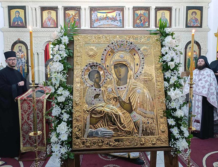 ШИПОВО, 13. МАРТА /СРНА/ - Велики број вјерника и свештенства дочекао је данас у Храму Рођења Светог Јована Крститеља у Шипову икону Пресвете Богородице Тројеручице, која је донесена из Мркоњић Града на поклоњење вјерном народу.