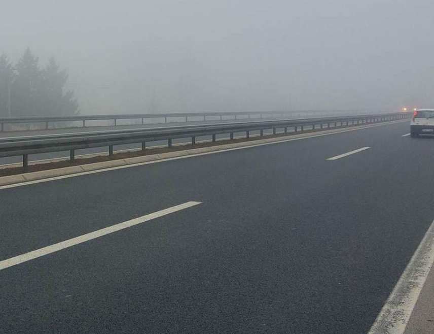 БАЊАЛУКА, 14. МАРТА /СРНА/ - Саобраћај се на већини путева у Републици Српској и Федерацији БиХ /ФБиХ/ одвија несметано, осим на мјестима гдје се изводе радови, док магла смањује видљивост у котлинама, саопштио је Ауто-мото савез /АМС/ Републике Српске.