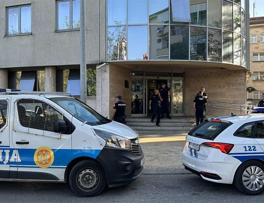 ПОДГОРИЦА, 14. МАРТА /СРНА/ - Полиција је у Будви ухапсила младића чији су иницијали Л.Р. /21/ из Бијелог Поља, осумњиченог да је пријетио и вријеђао новинарку портала "Вијести" из Бијелог Поља, као и тужиоца Основног тужилаштва у том граду, саопштила је црногорска Управа полиције.