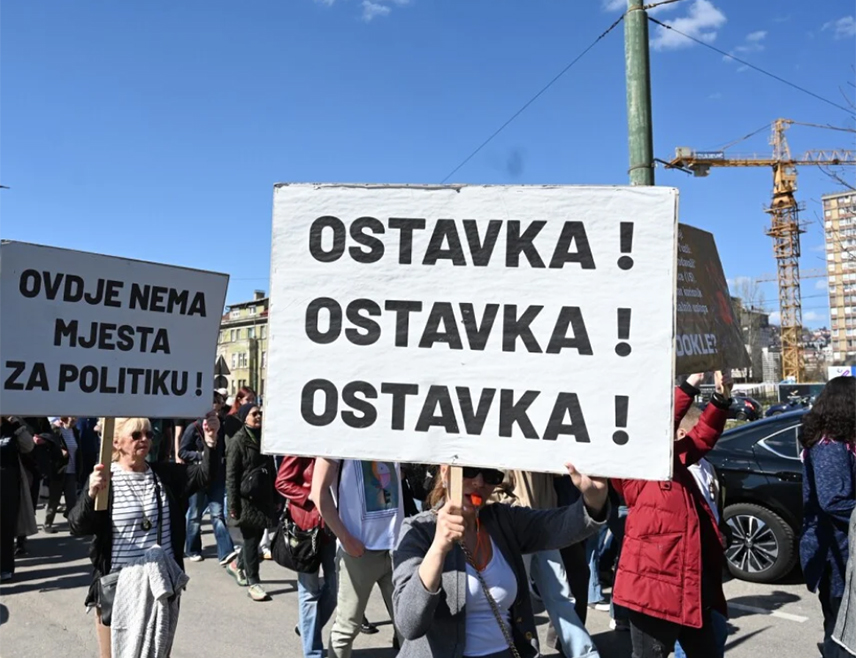 САРАЈЕВО, 14. МАРТА /СРНА/ - Неколико десетина грађана протестовало је данас у Сарајеву, тражећи одговорност власти због трамвајске несреће у којој је студент из Брчког Ердоан Моранкић смртно страдао, а четири лица повријеђена, од којих једна дјевојка теже.