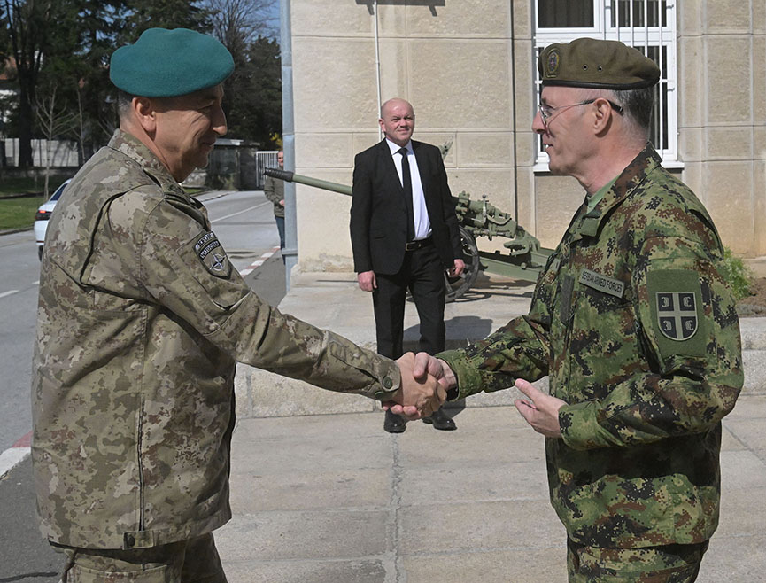 БЕОГРАД, 14. МАРТА /СРНА/ - Начелник Генералштаба Војске Србије Милан Мојсиловић и командант Кфора Озкан Улуташ оцијенили су данас да је важно да Међународне безбједносне снаге предузму неопходне мјере за очување мира и стабилности и заштиту Срба, као најугроженијег дијела популације на Косову и Метохији.