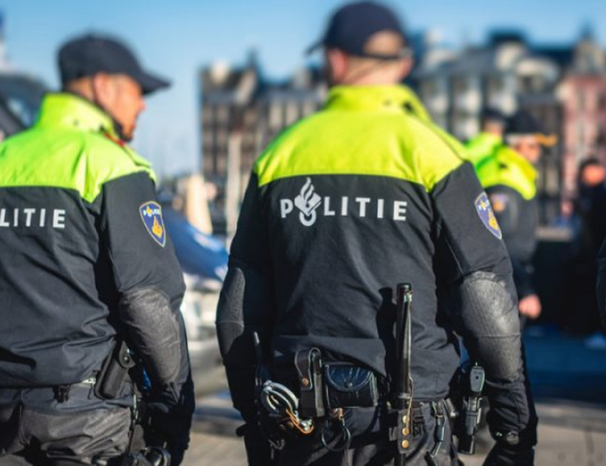 АМСТЕРДАМ, 14. МАРТА /СРНА/ - Холандска полиција саопштила је да трага за двије особе осумњичене да су изазвале експлозију испред јеврејске школе у Амстердаму.