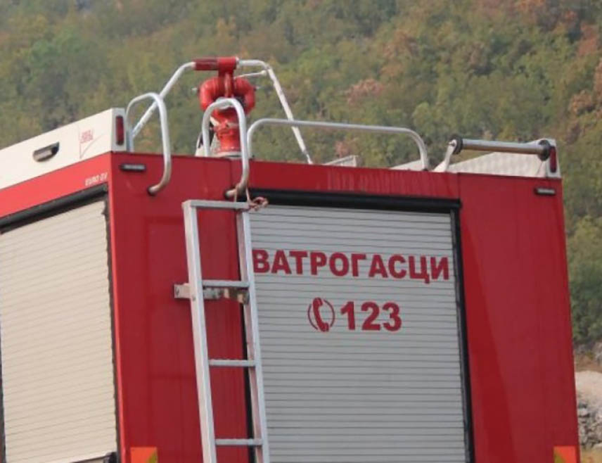 TРЕБИЊЕ, 15. МАРТА /СРНА/ - Пожар који је синоћ избио у селу Струјићи у Поповом пољу код Tребиња у потпуности је угашен, речено је Срни у Tериторијалној ватрогасно-спасилачкој јединици Tребиње.