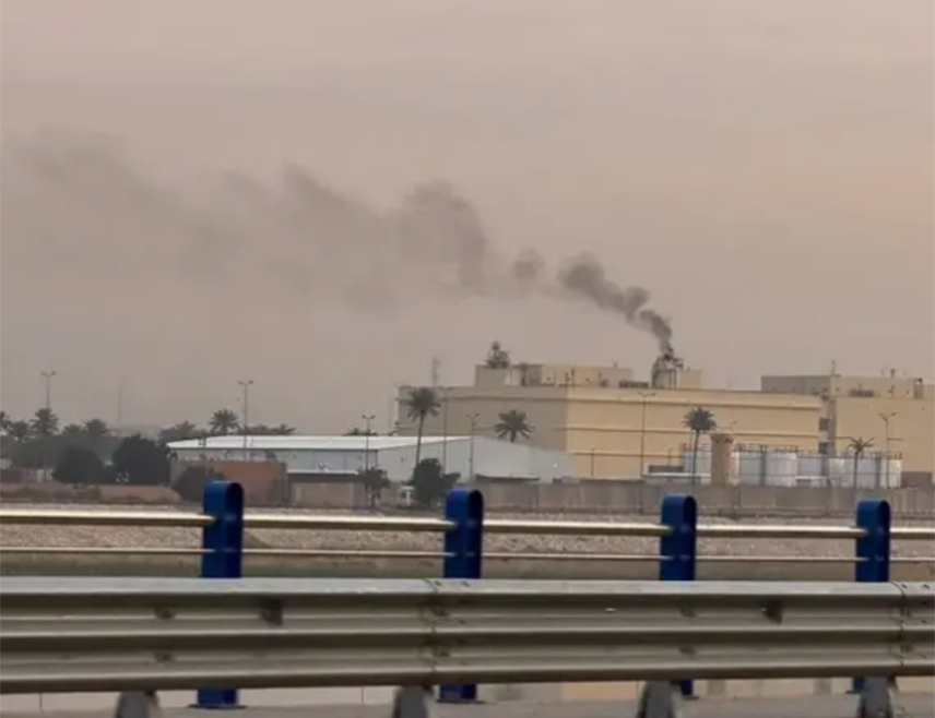 БАГДАД, 15. МАРТА /СРНА/ - Војна база у комплексу аеродрома у Багдаду, у којем се налази и амерички дипломатски објекат, нападнута је са неколико ракета и дронова, рекла су три извора надлежна за безбједност.