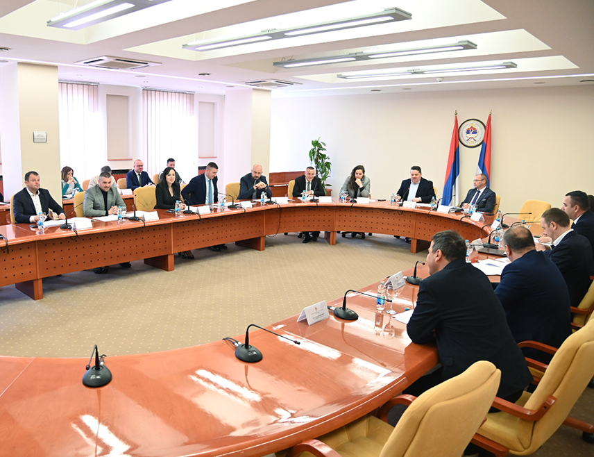 БАЊАЛУКА, 16. МАРТА /СРНА/ - Посебна сједница Народне скупштине Републике Српске о резолуцији о осуди и забрани промовисања и величања идеологије и симбола Независне Државе Хрватске /НДХ/ и усташке, нацистичке и фашистичке идеологије и симбола биће одржана сутра, одлучио је данас скупштински Колегијум.