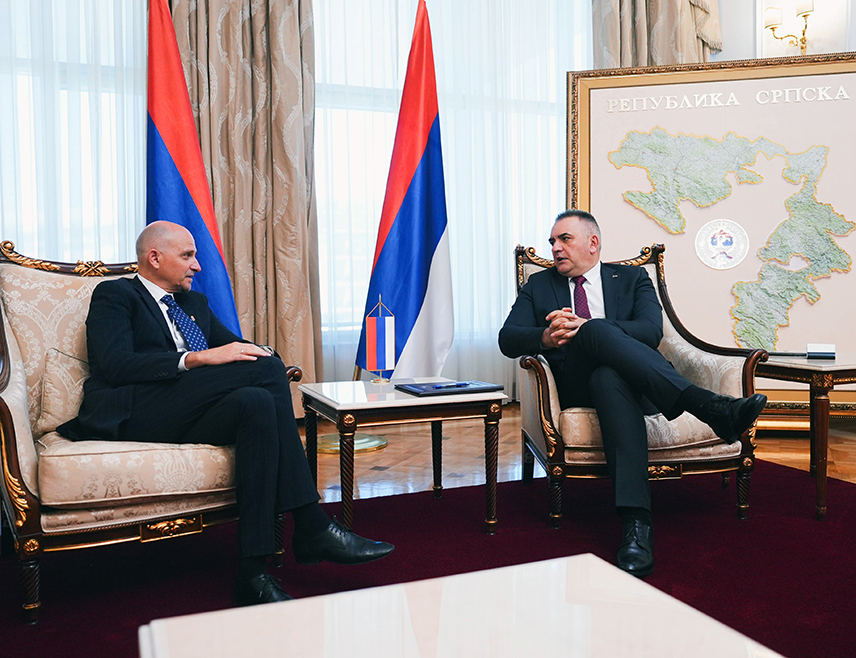 БАЊАЛУКА, 16. МАРТА /СРНА/ - Предсједник Владе Републике Српске Саво Минић и амбасадор Мађарске у БиХ Кристијан Поша разговарали су данас у Бањалуци о даљем јачању сарадње Српске и Мађарске, са посебним акцентом на подршку пољопривреди, развоју привредних активности, као и на сарадњу у области образовања.