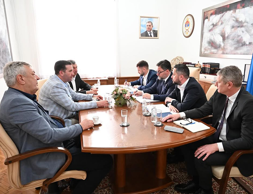 САРАЈЕВО, 16. МАРТА /СРНА/ - Формирање слободне зоне у Бијељини са којом Градска управа годинама касни, била је тема данашњег састанка министра спољне трговине и економских односа у Савјету министара Сташе Кошарца, семберских привредника и предсједника бијељинске Подручне привредне коморе Бранимира Андрића.