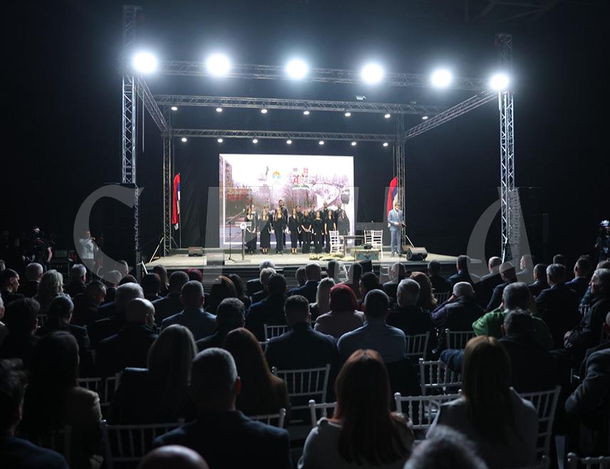 ИСТОЧНО САРАЈЕВО, 16. МАРТА /СРНА/ - Темељи Републике Српске чврсто стоје на фебруарској и мартовској поворци од 120.000 душа сарајевских Срба који су прије 30 година у егзодусу напустили своја огњишта, поручено је са духовне академије која је вечерас одржана у Источном Сарајеву.