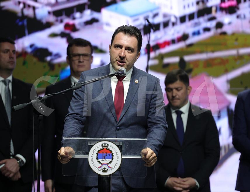 ИСТОЧНО НОВО САРАЈЕВО, 16. МАРТА /СРНА/ - Начелник општине Соколац Страхиња Башевић рекао је вечерас да је коријен Републике Српске у Сарајеву, истичући да су највећу жртву за стварање Српске поднијели Срби из Сарајева.