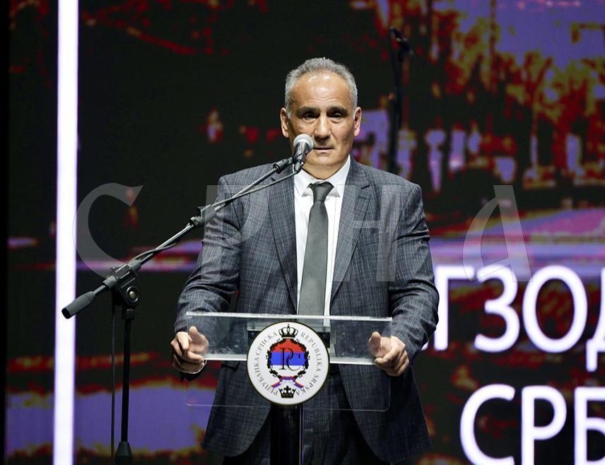 ИСТОЧНО НОВО САРАЈЕВО, 16. МАРТА /СРНА/ - Доцент на Филозофском факултету Универзитета Црне Горе Александар Стаматовић поручио је вечерас политичком Сарајеву "све је наше у том Сарајеву старије од вашега" и црква на врх Башчаршије, и стећци, и ћирилица и Просвјета.