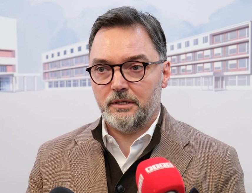 ИСТОЧНО САРАЈЕВО, 17. МАРТА /СРНА/ - Замјеник предсједавајуће Савјета министара Сташа Кошарац пружио је подршку посланицима СНСД-а у Представничком дому Парламентарне скупштине БиХ Сањи Вулић и Милораду Којићу, који су јуче били изложени вербалном нападу у Сарајеву, оцијенивши да је то напад на национални идентитет српског народа и његову изборну вољу.