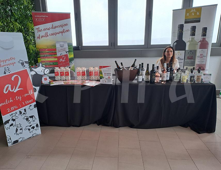 БАЊАЛУКА, 17. МАРТА /СРНА/ - У Бањалуци су данас представљени мађарски производи у сектору хране и пића, а овај догађај је уједно био и прилика за домаће компаније из сектора трговине прехрамбеним производима да директно разговарају са потенцијалним партнерима из Мађарске и истраже могућности нове пословне сарадње.