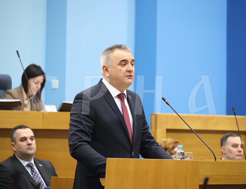 БАЊАЛУКА, 17. МАРТА /СРНА/ - Мандатар за састав нове владе Републике Српске Саво Минић рекао је да је потребно да се у Народној скупштини Републике Српске постигне договор о јединственој резолуцији о осуди и забрани промовисања и величања идеологије и симбола Независне Државе Хрватске /НДХ/ и усташке, нацистичке и фашистичке идеологије и симбола, без прикупљања политичких поена.