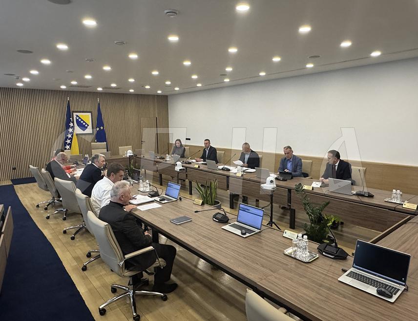 САРАЈЕВО, 17. МАРТА /СРНА/ - Радна група за координацију активности у вези са питањем боравка возача из БиХ у Шенген зони затражила је данас од Савјета министара, односно предсједавајуће Борјане Кришто, да хитно затражи састанак са Владом Хрватске о овој теми.