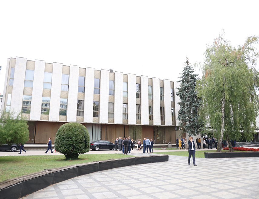 БАЊАЛУКА, 17. МАРТА /СРНА/ - Колегијум Народне скупштине Републике Српске заказао је за данас посебну сједницу на којој ће посланици бирати нову Владе Републике Српске, саопштено је из Народне скупштине.