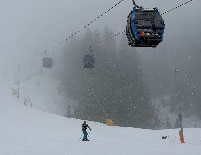 ЈАХОРИНА, 17. МАРТА /СРНА/ - Нове сњежне падавине на Јахорини додатно су унаприједиле услове на стазама, потврђујући континуитет једне од најдужих и најуспјешнијих зимских сезона до сада, саопштено је из Олимпијског центра "Јахорина".