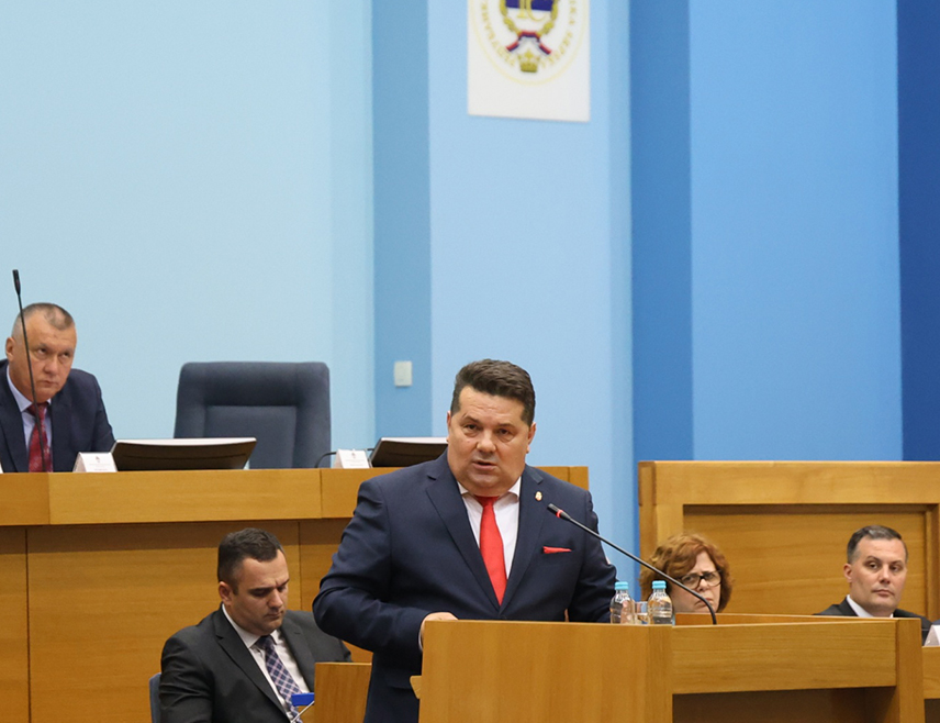 БАЊАЛУКА, 17. МАРТА /СРНА/ - Предсједник Народне скупштине Републике Српске Ненад Стевандић истакао је вечерас да је мандатар за састав нове Владе Саво Минић у досадашњем раду показао огрому енергију и да га зато треба подржати.