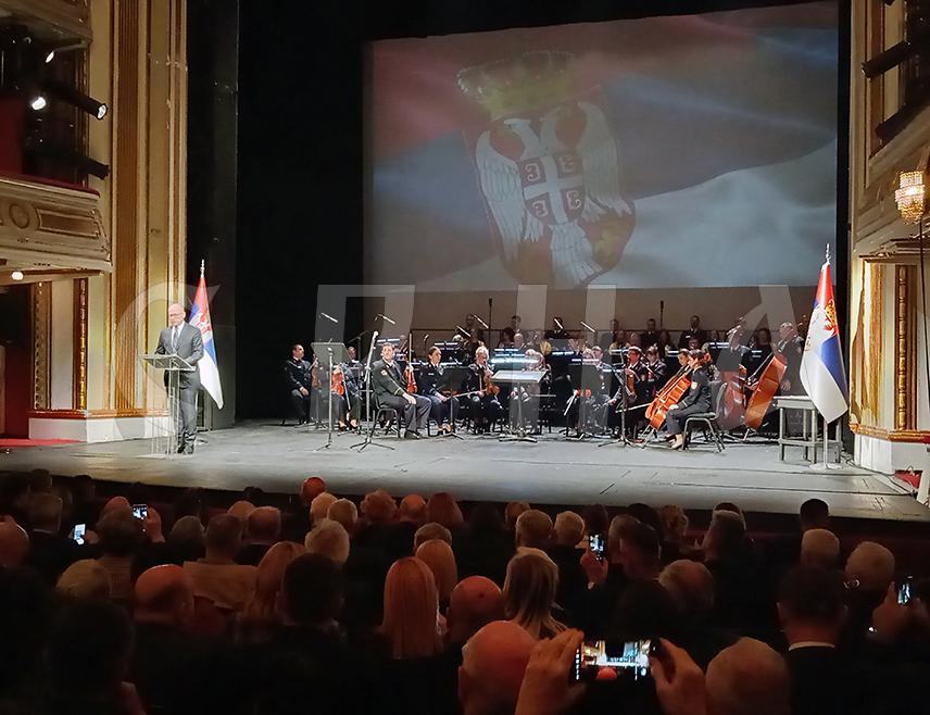 БЕОГРАД, 17. МАРТА /СРНА/ - Срби са Косова и Метохије који су паљени, убијани, пребијани и протјерани никада неће бити заборављени Срби као ни цркве, спаљене куће, уништени гробови у мартовском погрому прије 22 године, истакнуто је на вечерашњој државној церемонији у Народном позоришту у Београду.