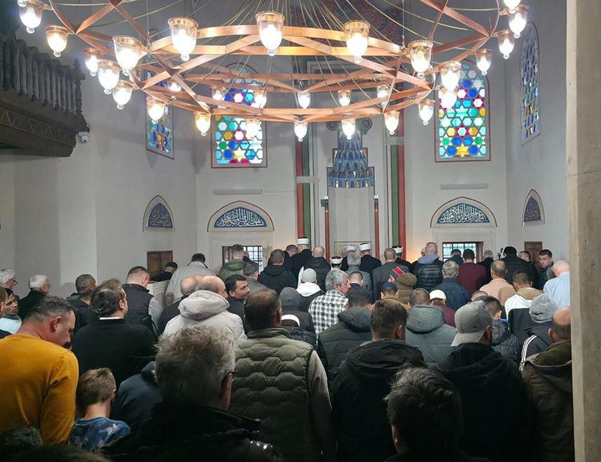 САРАЈЕВО, 20. МАРТА /СРНА/ - Муслимани у БиХ и широм свијета прославиће данас први дан Рамазанског бајрама, једног од два највећа муслиманска празника који долази након једномјесечног рамазанског поста.