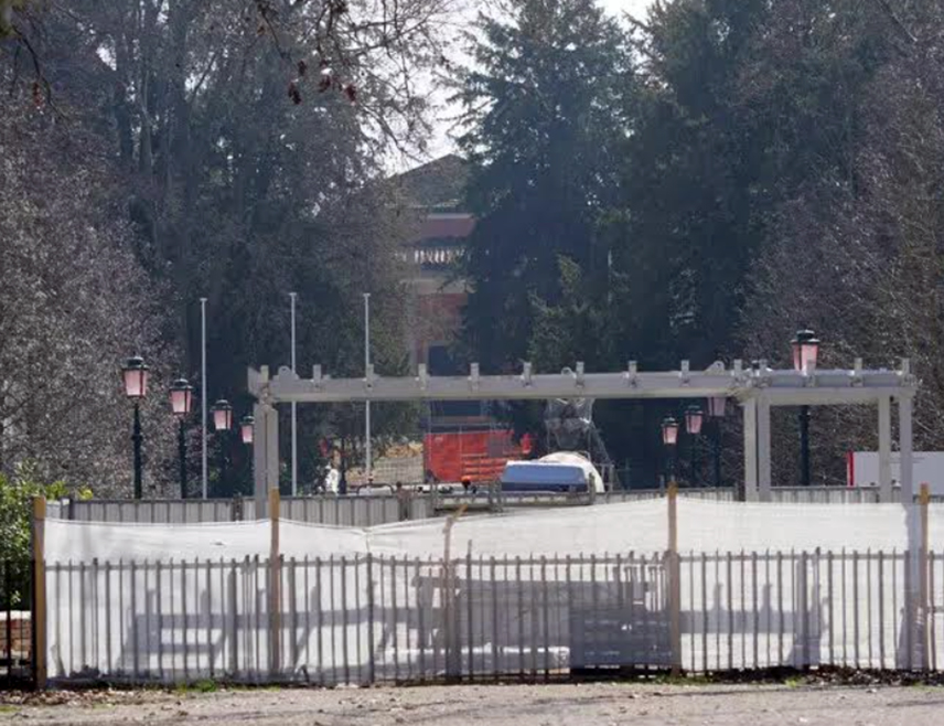 ВЕНЕЦИЈА, 18. МАРТА /СРНА/ - Пожар је избио на крову Павиљона Србије у Венецијанском бијеналу, јавила је италијанска новинска агенција Анса.