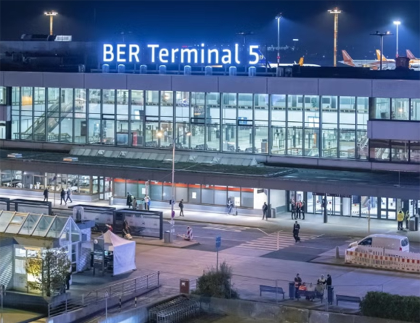 БЕРЛИН, 18. МАРТА /СРНА/ - Путнички ваздушни саобраћај на међународном аеродрому у Берлину обустављен је након што је особље на аеродромима ступило у једнодневни штрајк због спора око плата, саопштио је синдикат Верди.