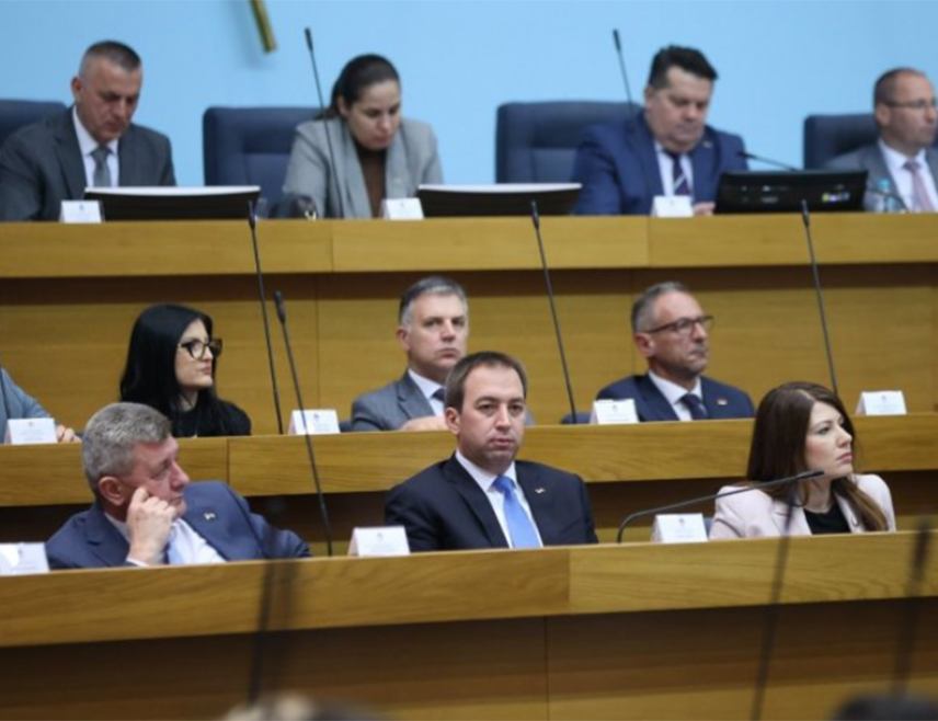 БАЊАЛУКА, 18. МАРТА /СРНА/ - Министар правде Републике Српске Горан Селак рекао је да се Приједлогом закона о допуни Закона о парничном поступку на јасан, правичан и ефикасан начин уређује питање наплате трошкова поступка у случајевима када странку заступа Центар за пружање бесплатне правне помоћи.