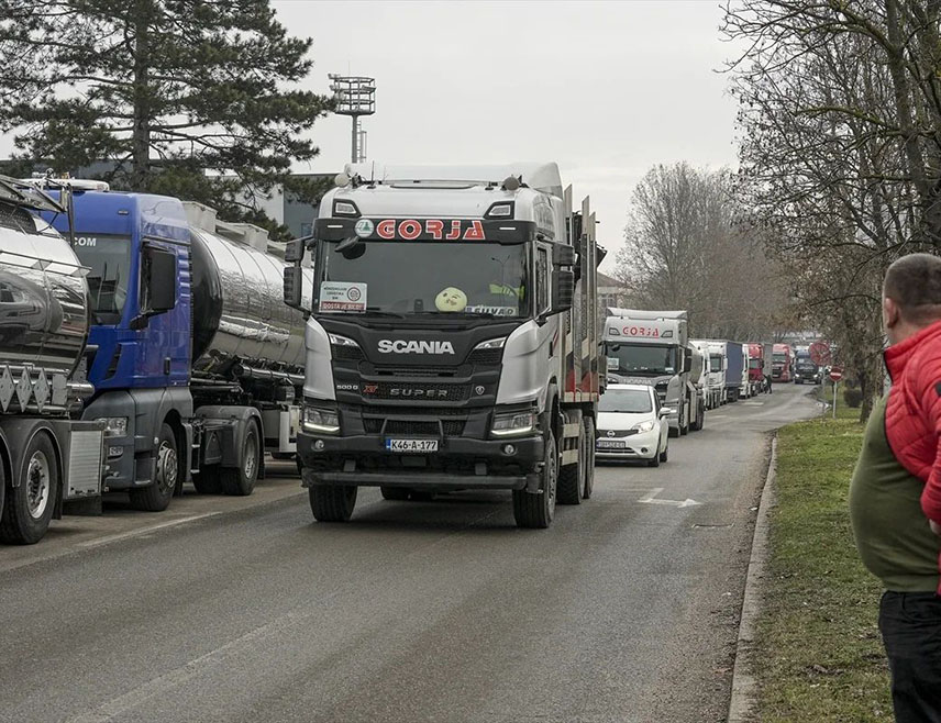 САРАЈЕВО, 22. МАРTА /СРНА/ - Конзорцијум "Логистика" најавио је надлежним институцијама да ће сутра бити организован протест превозника због ограничења боравка професионалним возачима из БиХ у земљама Шенгенског споразума, чиме им је оспорено право на рад.