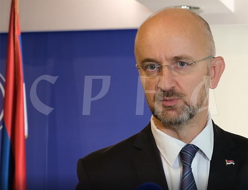 БАЊАЛУКА, 19. МАРТА /СРНА/ - Шеф Клуба посланика СНСД-а у Народној скупштини Републике Српске Срђан Мазалица оштро је реаговао на објаву градоначелника Бањалуке Драшка Станивуковића на друштвеним мрежама, поручивши да се службени пут претворио у приватни излет и гледање фудбала.