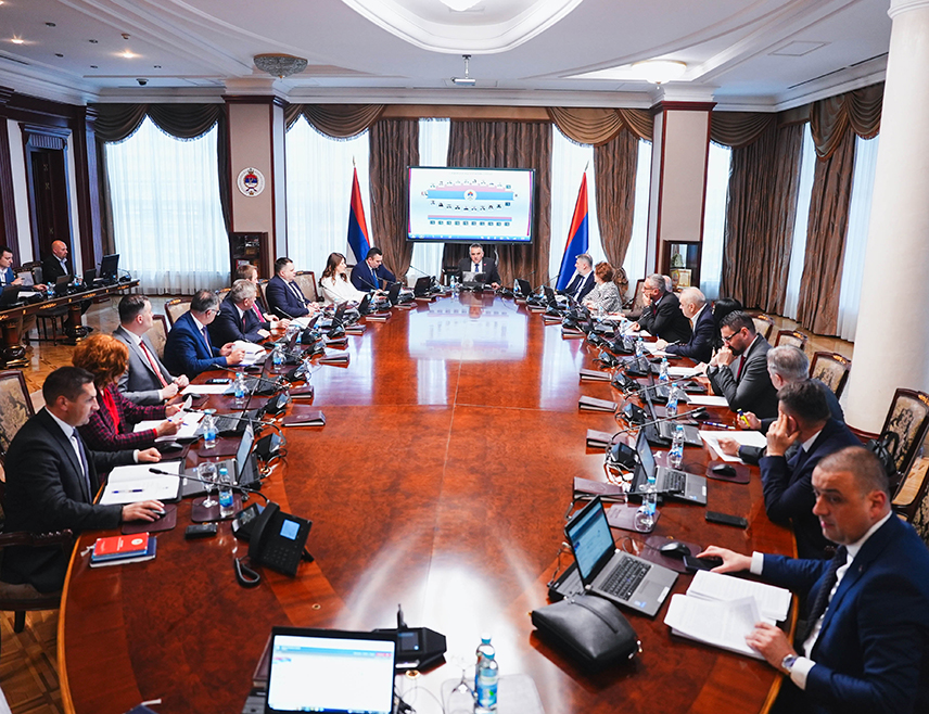 БАЊАЛУКА, 19. МАРТА /СРНА/ - Влада Републике Српске донијела је данас Уредбу о висини накнаде за коришћење путног земљишта.