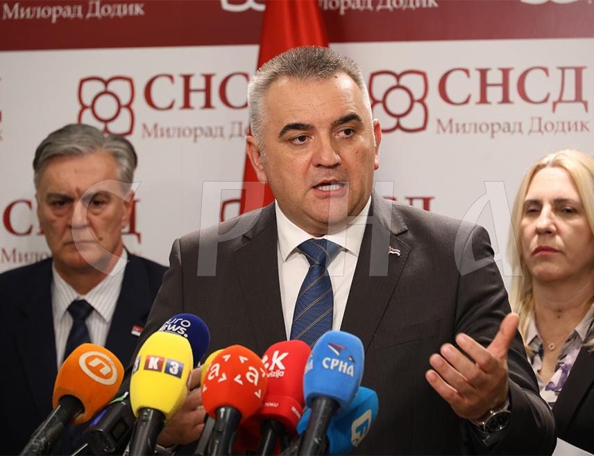 БАЊАЛУКА, 19. МАРТА /СРНА/ - Институције Републике Српске ће учинити све да заштите ред, мир и имовину свих грађана, поручио је премијер Саво Минић поводом изјаве које су потписали бошњачки представници о "осуди говора мржње, исламофобије и лажних наратива о Бошњацима и БиХ".