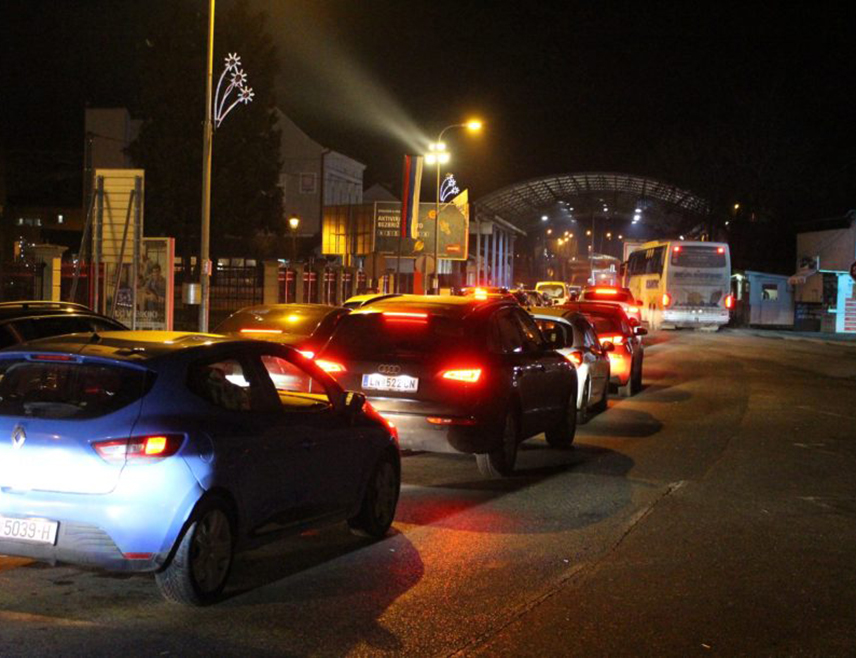 БАЊАЛУКА, 19. МАРТА /СРНА/ - На више граничних прелаза са Хрватском појачан је саобраћај при улазу у БиХ, саопштено је из Ауто-мото савеза /АМС/ Републике Српске.