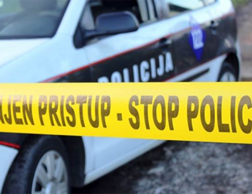 ТУЗЛА, 19. МАРТА /СРНА/ - Два Тузлака чији су иницијали К. Љ. /42/ и Е. Т. /44/ ухапшена су због међусобне туче и пуцњаве, саопштено је из Управе полиције Министарства унутрашњих послова Тузланског кантона.