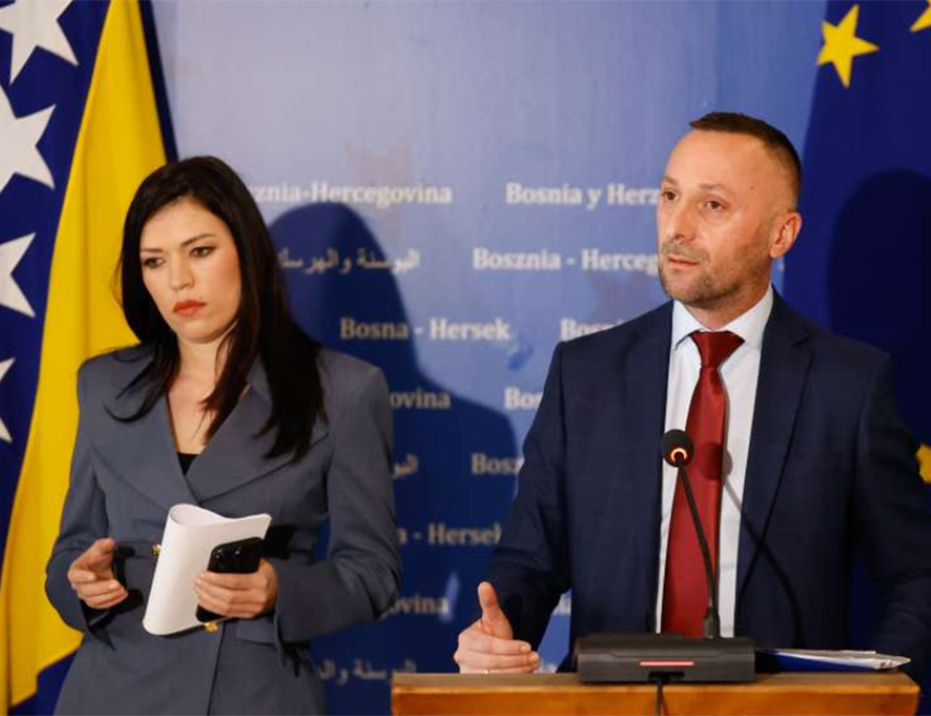 САРАЈЕВО, 20. МАРТА /СРНА/ - Посланици СНСД-а у Представничком дому Парламентарне скупштине БиХ Сања Вулић и Милорад Којић у отвореном писму амбасадама у БиХ истакли су да очекују јасно и недвосмислено изјашњење поводом инцидента у Парламентарној скупштини 16. марта, у којем су новинари из Федерације БиХ исказали отворено непријатељски однос и нетрпељивост према њима.