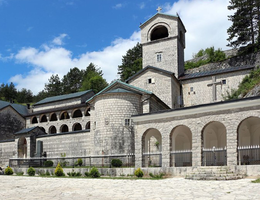 ПОДГОРИЦА, 20. МАРТА /СРНА/ - Медијска и друге кампање против Српске православне цркве /СПЦ/, нажалост, и даље имају велики простор у црногорској јавности, али Цркву то неће зауставити да слободно и без страха проповиједа ријеч Божију, констатовано је на редовном годишњем сабрању свештенства и монаштва Митрополије црногорско-приморске у Подгорици.