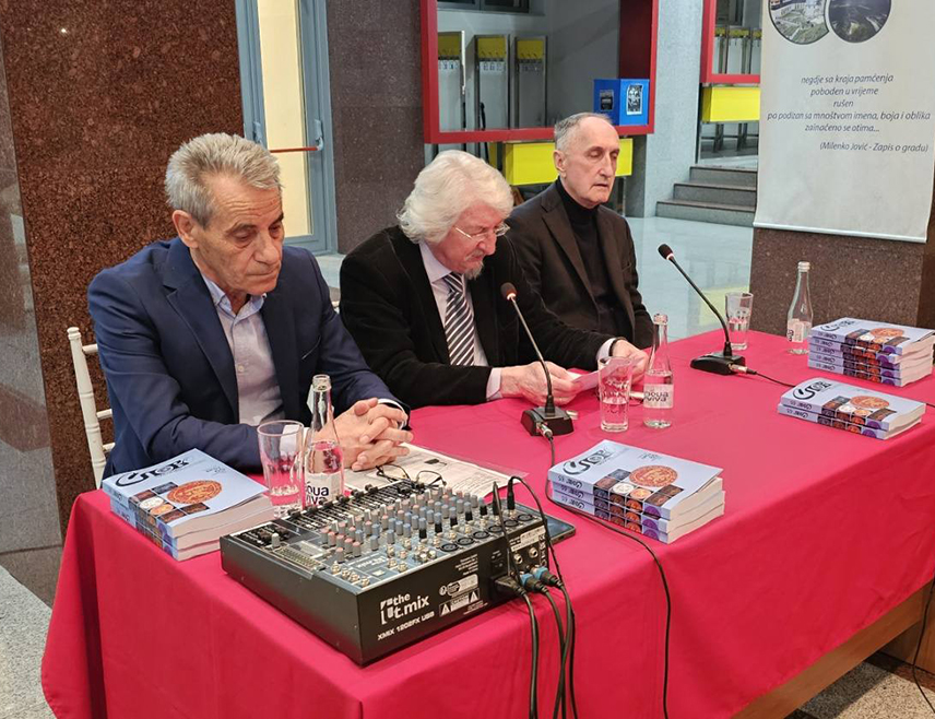 ПОДГОРИЦА, 20. МАРТА /СРНА/ - Дјеци у Црној Гори и даље је ускраћена могућност да се у школама упознају са књижевним дјелима и историјским догађајима за које се везују најдубља колективна осјећања српског народа, рекао је професор српског језика Веселин Матовић.