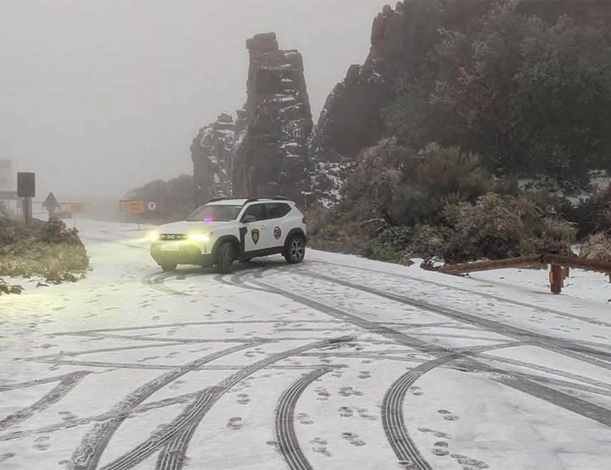 МАДРИД, 20. МАРТА /СРНА/ - Власти на Тенерифима активирале су план за ванредне ситуације након што је олуја "Тереза" ​​донијела снијег, влагу, вјетар и право зимско вријеме на Канарска острва.