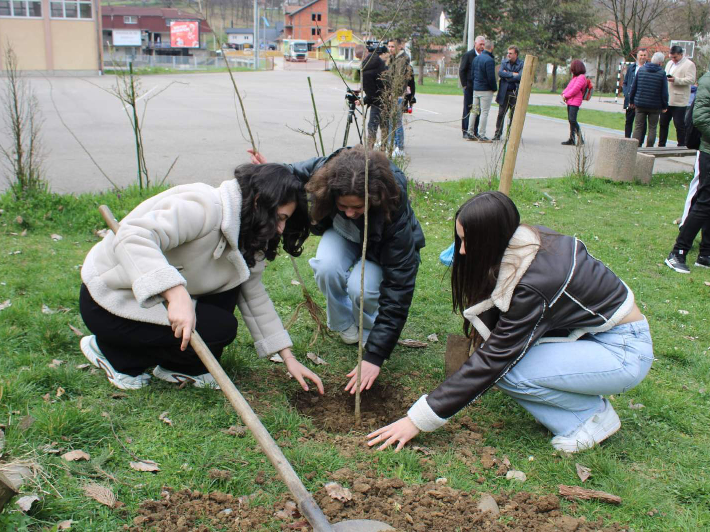 ЛОПАРЕ, 20. МАРTА /СРНА/ - Ученици и грађани засадили су данас 54 саднице јасена код свих основних школа и Средњошколског центра у Лопарама поводом Свјетског дана шума.
