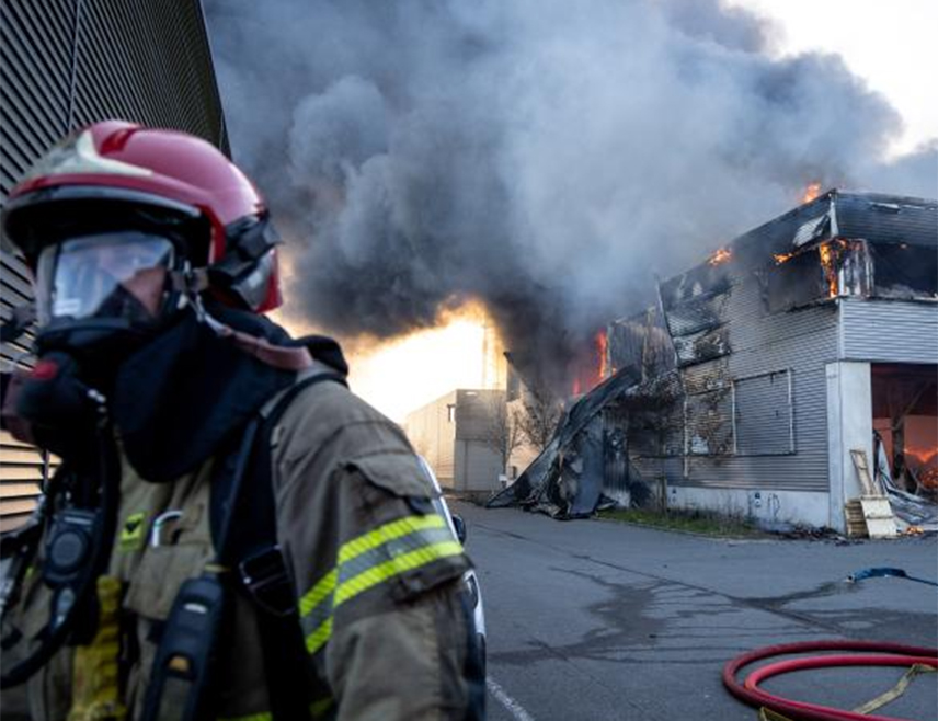 АМСТЕРДАМ, 20. МАРТА /СРНА/ - Велики пожар избио је у индустријској зони Вестпорт, у западном дијелу Амстердама, а повријеђених нема, јавио је холандски јавни сервис НОС.