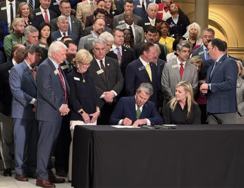 АТЛАНТА, 20. МАРТА /СРНА/ - Џорџија је данас постала прва савезна америчка држава која је суспендовала порез на гориво, након што су цијене на пумпама порасле због рата на Блиском истоку.