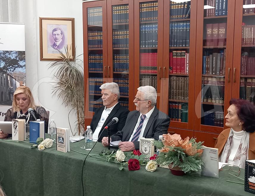 TРЕБИЊЕ, 20. МАРТА /СРНА/ - Требињска Подружница Удружења књижевника Републике Српске организовала је књижевно вече "Небеске капије", као омаж пјесницима који више нису међу живима Тодору Дутини, Радославу Братићу и Мехи Бараковићу, чије је стваралаштво трајно уписано у културну и духовну баштину.