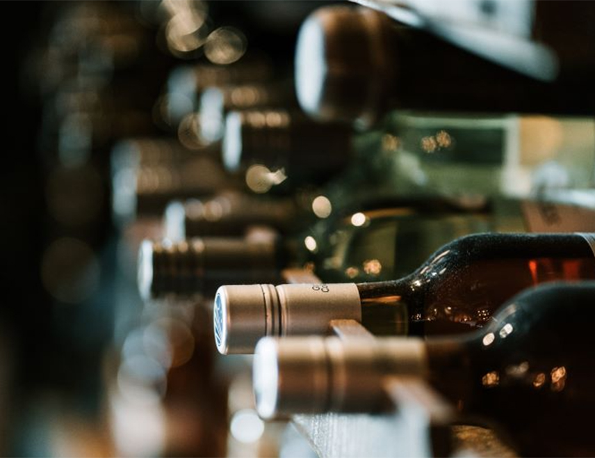 ЛОНДОН, 21. МАРТА /СРНА/ - Студија спроведена на 340.000 одраслих сугерише да различита алкохолна пића не доносе исти ризик и да је вино у умјереним количинама мање штетно по срце у поређењу са пивом, јабуковачом и осталим жестоким пићима.