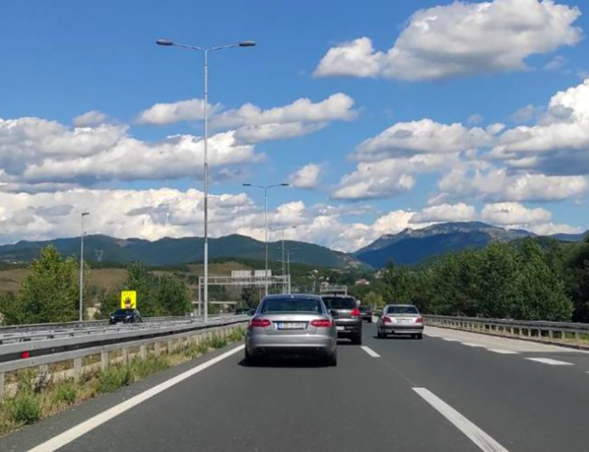 БАЊАЛУКА, 22. МАРТА /СРНА/ - На већини путних праваца у Републици Српској и Федерацији БиХ /ФБиХ/ данас се очекује појачан интензитет саобраћаја, саопштио је Ауто-мото савез /АМС/ Републике Српске.