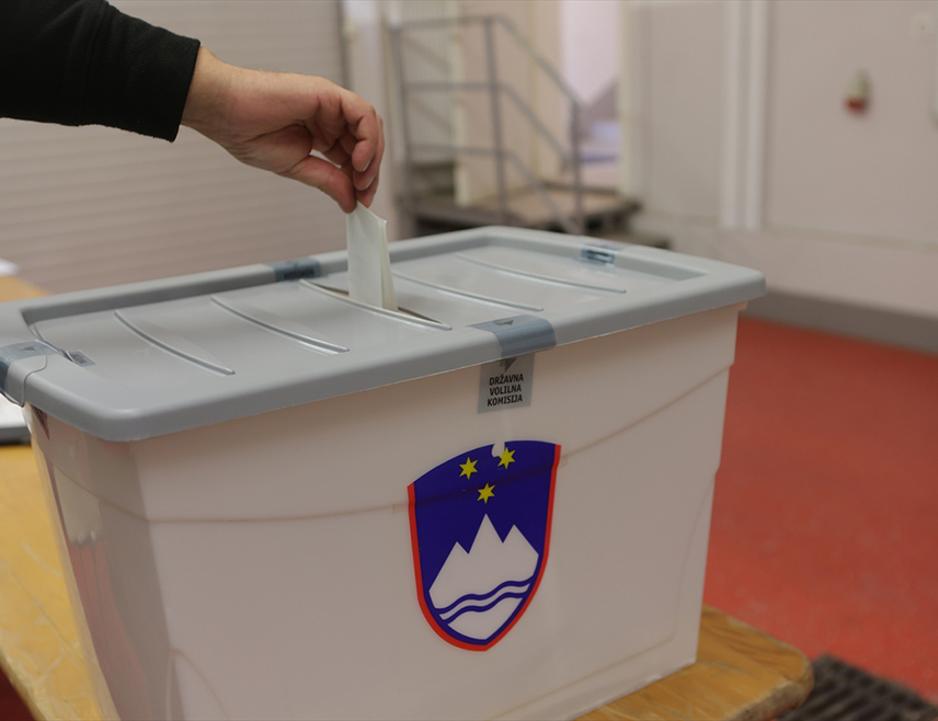 ЉУБЉАНА, 22. МАРТА /СРНА/ - Више од 3.000 бирачких мјеста широм Словеније отворено је у 7.00 часова за гласање на парламентарним изборима.