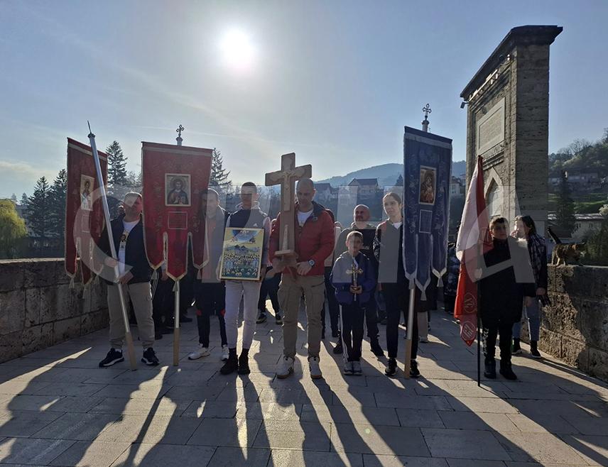 ВИШЕГРАД, 22. МАРТА /СРНА/ – На вишеградској ћуприји јутрос је служен молебан уз присуство великог броја вјерника из више градова региона, поводом поклоничког хода организованог у знак сјећања на страдање српског народа 1942. године у Старом Броду.