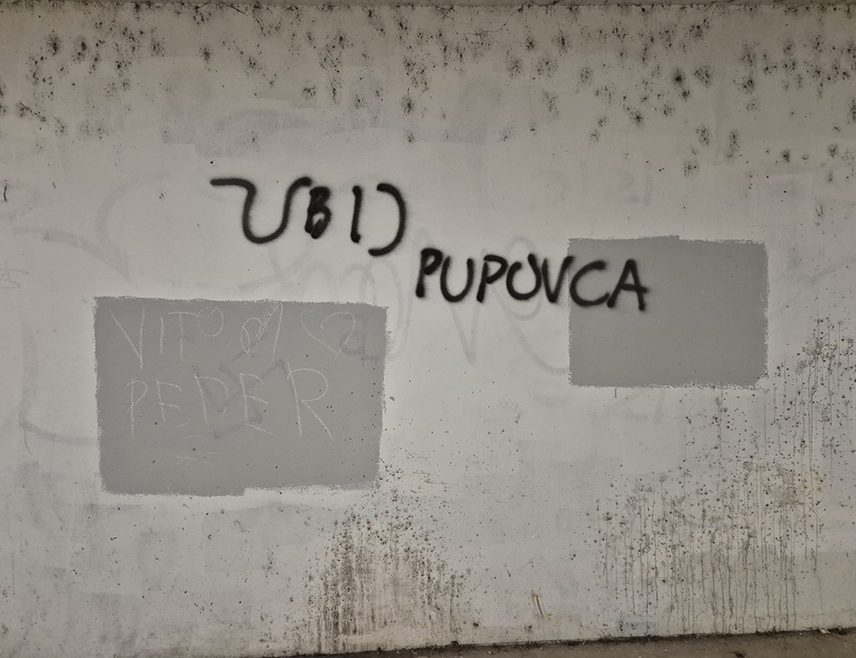 ЗАГРЕБ, 22. МАРТА /СРНА/ - Графити са позивом на убиство предсједника СДСС-а Милорада Пуповца и усташким симболима исписани су у подземном пролазу код Основне школе "Савски Гај" у Загребу, непуна два мјесеца након што је пролаз био ишаран сличним графитима са говором мржње, пријетњама Пуповцу и Србима, величањем усташтва и нацизма.