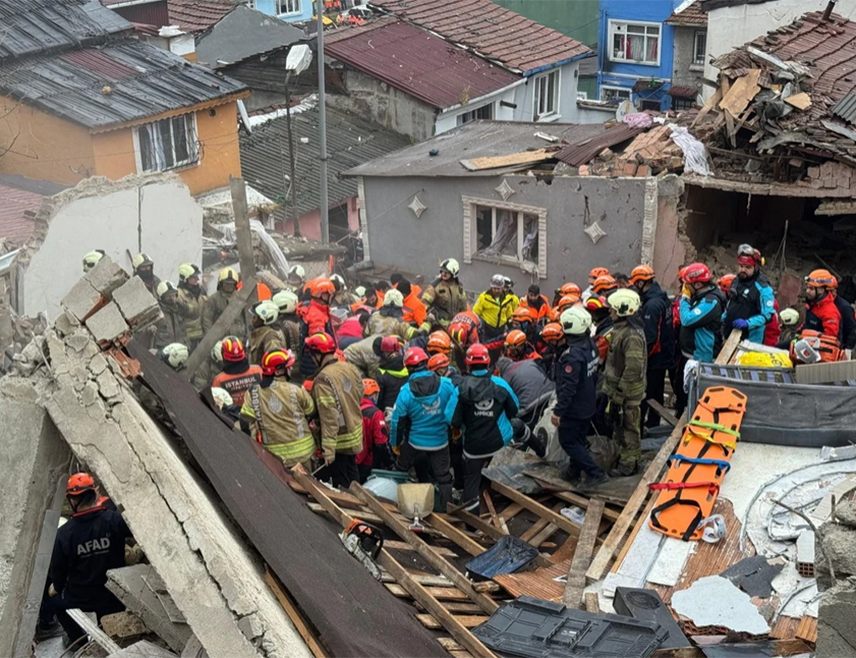 ИСTАНБУЛ, 22. МАРТА /СРНА/ - Девет особа је извучено из рушевина и колима хитне помоћи превезено у оближње болнице након експлозије у којој су срушене двије зграде у округу Фатих, у европском дијелу Истанбула, јављају труски медији.