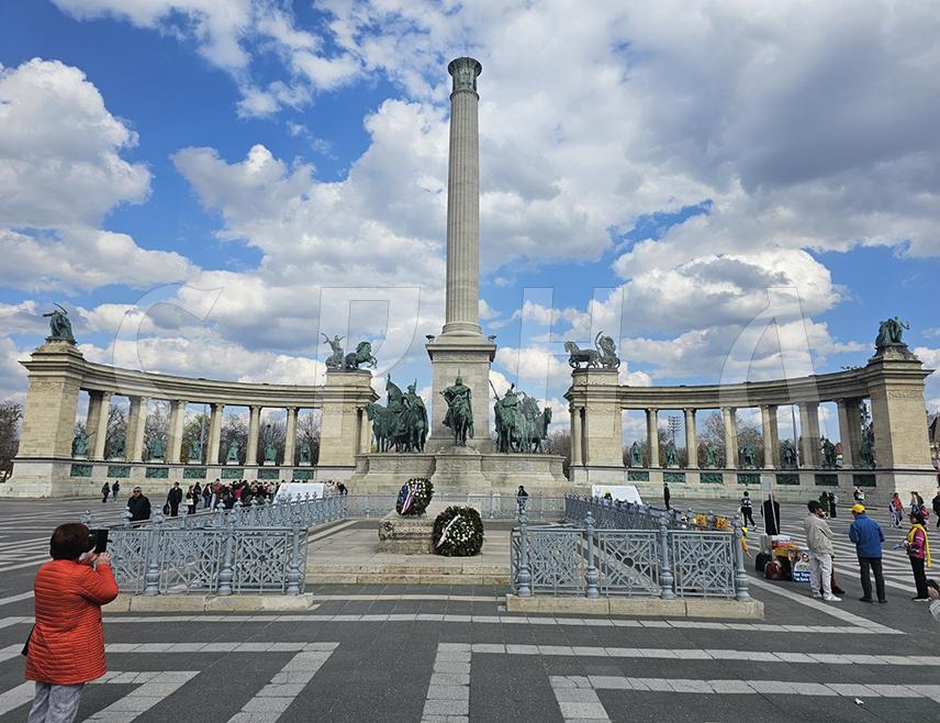 БУДИМПЕШТА, 22. МАРТА /СРНА/ - Трг хероја, један од најпрепознатљивијих симбола мађарске пријестонице и мјесто обиљежавања кључних историјских догађаја, налази се у непосредној близини Амбасаде Србије у Мађарској, смјештене у репрезентативној вили из периода Аустроугарске монархије, што овај дио Будимпеште чини значајним и са историјског и дипломатског аспекта.