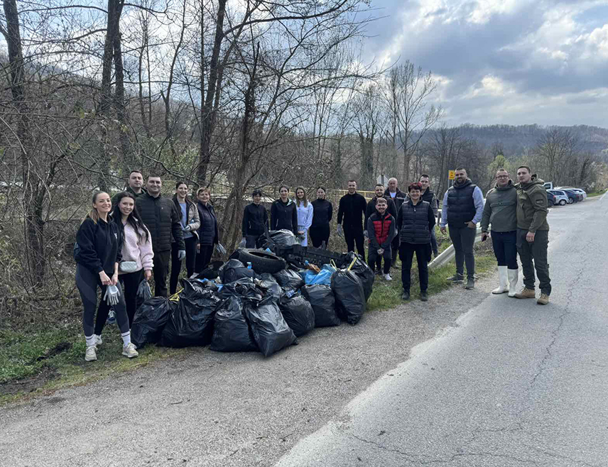ЛОПАРЕ, 22. МАРТА /СРНА/ - Акција чишћења корита ријеке Јање, дивљих депонија и путног појаса магистралног пута Бијељина - Тузла организована је на подручју Прибоја и околних мајевичких села поводом Свјетског дана вода.